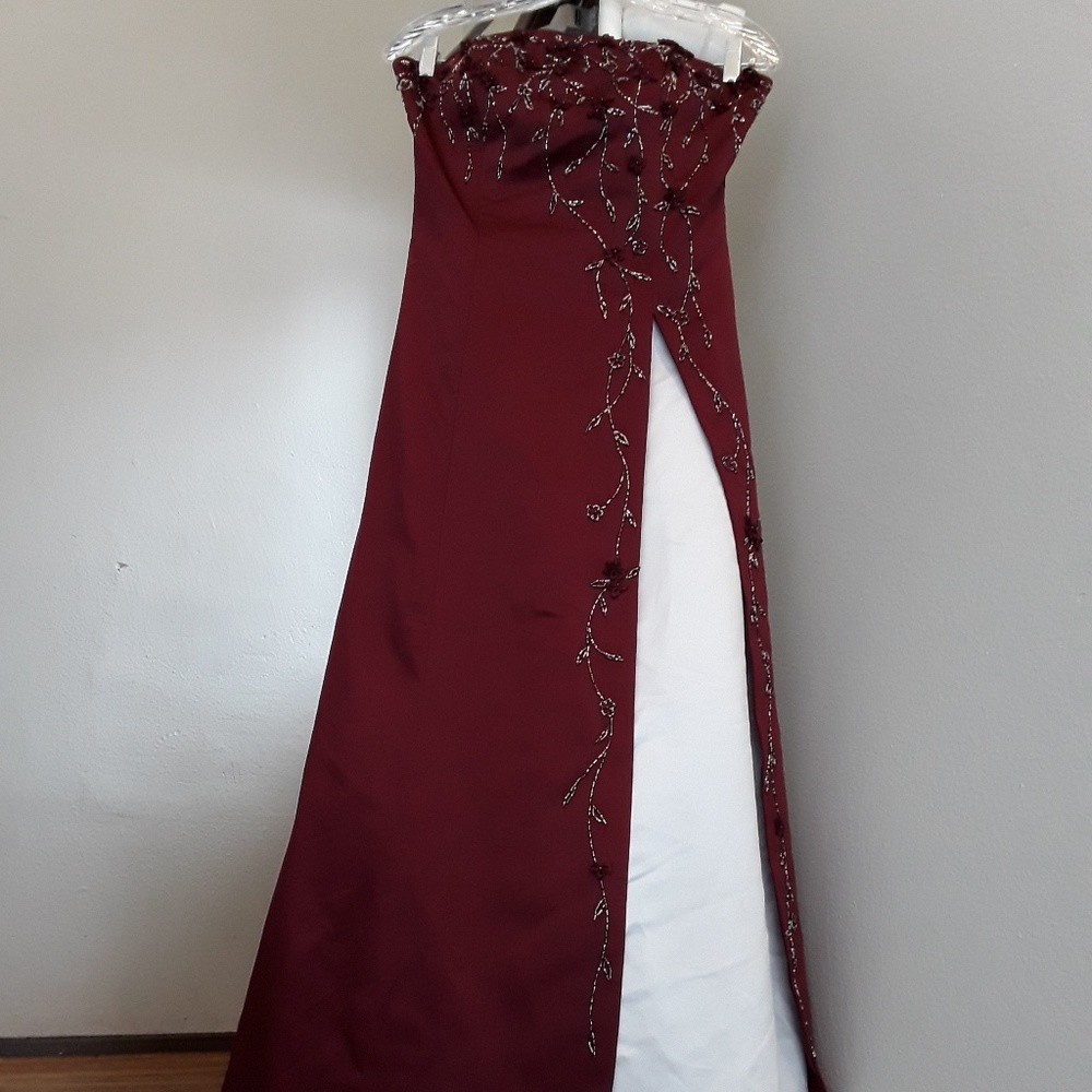 VERY NICE DRESS BUT NO INFO.PLEASE SEE PICTURES.